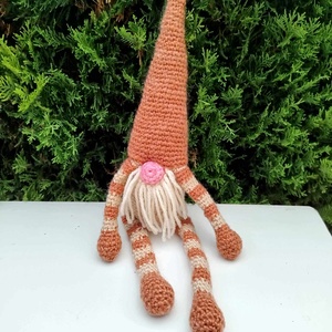 Karácsonyi asztaldísz, amigurumi manó, Otthon & Életmód, Dekoráció, Asztal és polc dekoráció, Asztaldísz, Virágkötés, MESKA