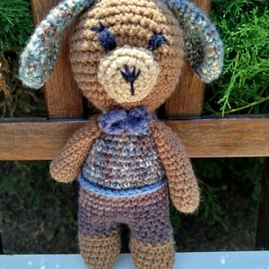 Karácsonyi asztaldísz, amigurumi kutyus, Karácsony, Karácsonyi lakásdekoráció, Ünnepi asztaldekoráció, Virágkötés, MESKA
