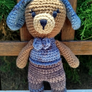 Karácsonyi asztaldísz, amigurumi kutyus, Karácsony, Karácsonyi lakásdekoráció, Ünnepi asztaldekoráció, Virágkötés, MESKA