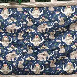 Csodás MAMUTOS - Ellie és Kisbarack extra falikép falvédő 100% design pamut 200 x 90 cm - otthon & lakás - lakástextil - falvédő - Meska.hu Csodás MAMUTOS - Ellie és Kisbarack extra falikép falvédő 100% design pamut 200 x 90 cm - otthon & lakás - lakástextil - falvédő - Meska.hu