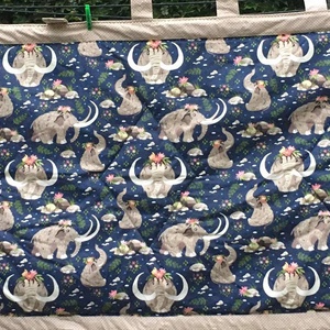 Csodás MAMUTOS - Ellie és Kisbarack extra falikép falvédő 100% design pamut 200 x 90 cm - otthon & lakás - lakástextil - falvédő - Meska.hu Csodás MAMUTOS - Ellie és Kisbarack extra falikép falvédő 100% design pamut 200 x 90 cm - otthon & lakás - lakástextil - falvédő - Meska.hu