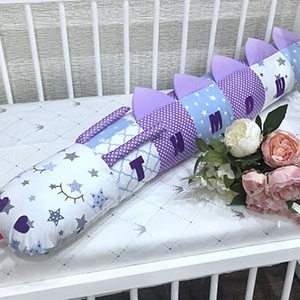 Alvó SÁRKÁNY hengerpárna, rácsvédő, fejvédő- névreszóló is - egyedi méretben is - 100% puha pamut textilből - otthon & életmód - babaszoba, gyerekszoba - rácsvédő & baldachin - Meska.hu