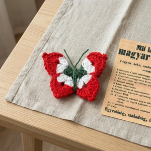 Kokárda- horgolt pillangó-kitűző - Meska.hu