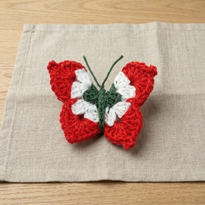 Kokárda- horgolt pillangó-kitűző - ékszer - kitűző és bross - Meska.hu