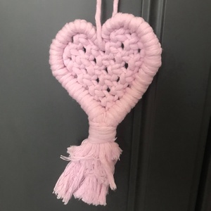 Rózsaszínű szívecske, makramé - otthon & életmód - dekoráció - fali és függő dekoráció - falra akasztható dekor - Meska.hu
