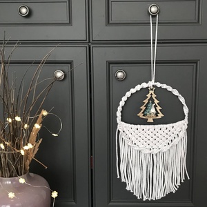  makramé ajtódísz, fehér cuki kis karácsonyi dísszel, Karácsony, Karácsonyi lakásdekoráció, Karácsonyi ajtódíszek, Csomózás, MESKA