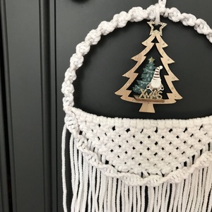  makramé ajtódísz, fehér cuki kis karácsonyi dísszel - karácsony - karácsonyi lakásdekoráció - karácsonyi ajtódíszek - Meska.hu