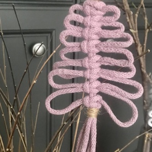  Karácsonyi dísz mályvaszín makramé zsinórfonalból - karácsony - karácsonyi lakásdekoráció - karácsonyfadíszek - Meska.hu