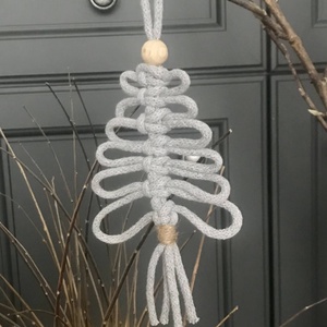  Karácsonyi dísz szürke makramé zsinórfonalból - karácsony - karácsonyi lakásdekoráció - karácsonyfadíszek - Meska.hu