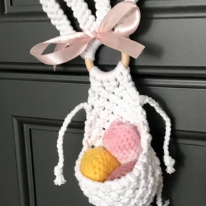 Hófehér  makramé húsvéti nyuszis ajtódísz,kis kosárkával, benne pici tojások - otthon & életmód - dekoráció - ajtó- és ablak dekoráció - ajtódísz & kopogtató - Meska.hu