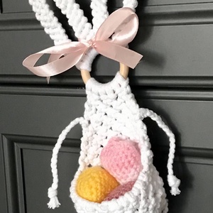 Hófehér  makramé húsvéti nyuszis ajtódísz,kis kosárkával, benne pici tojások - otthon & életmód - dekoráció - ajtó- és ablak dekoráció - ajtódísz & kopogtató - Meska.hu