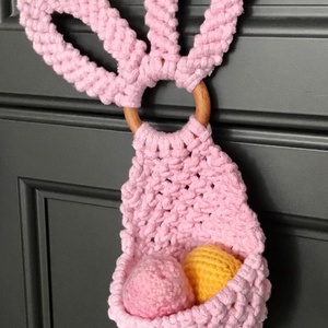 Rózsaszín  makramé húsvéti nyuszis ajtódísz,kis kosárkával, benne pici tojások - Meska.hu