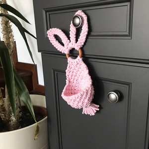 Rózsaszín  makramé húsvéti nyuszis ajtódísz,kis kosárkával, benne pici tojások - otthon & életmód - dekoráció - ajtó- és ablak dekoráció - ajtódísz & kopogtató - Meska.hu