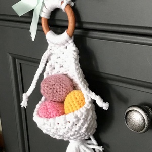 Hófehér  makramé húsvéti nyuszis ajtódísz,kis kosárkával, benne pici tojások - otthon & életmód - dekoráció - ajtó- és ablak dekoráció - ajtódísz & kopogtató - Meska.hu