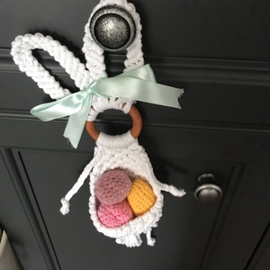 Hófehér  makramé húsvéti nyuszis ajtódísz,kis kosárkával, benne pici tojások - otthon & életmód - dekoráció - ajtó- és ablak dekoráció - ajtódísz & kopogtató - Meska.hu