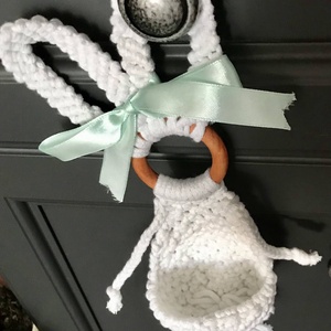 Hófehér  makramé húsvéti nyuszis ajtódísz,kis kosárkával, benne pici tojások - otthon & életmód - dekoráció - ajtó- és ablak dekoráció - ajtódísz & kopogtató - Meska.hu