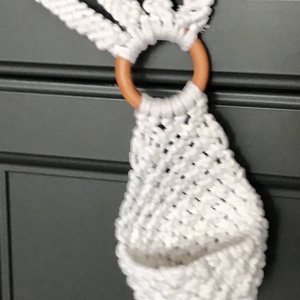 Hófehér  makramé húsvéti nyuszis ajtódísz,kis kosárkával, benne pici tojások - otthon & életmód - dekoráció - ajtó- és ablak dekoráció - ajtódísz & kopogtató - Meska.hu