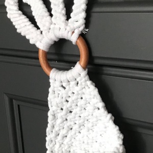 Hófehér  makramé húsvéti nyuszis ajtódísz,kis kosárkával, benne pici tojások - otthon & életmód - dekoráció - ajtó- és ablak dekoráció - ajtódísz & kopogtató - Meska.hu