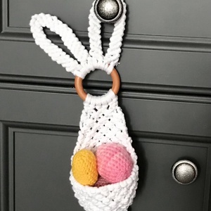 Hófehér  makramé húsvéti nyuszis ajtódísz,kis kosárkával, benne pici tojások - Meska.hu