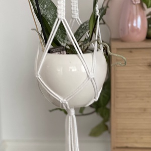 Virágtartó, makramé,fehér - otthon & életmód - virágdekoráció - virágtartó - függő virágtartó - Meska.hu