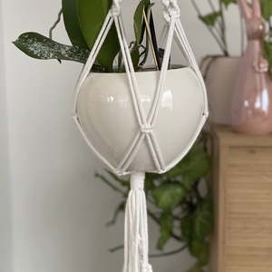Virágtartó, makramé, fehér - otthon & életmód - virágdekoráció - virágtartó - függő virágtartó - Meska.hu