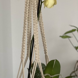 Virágtartó, makramé, bézs  színű - otthon & életmód - virágdekoráció - virágtartó - függő virágtartó - Meska.hu