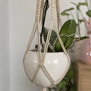 Virágtartó, makramé, bézs  színű - otthon & életmód - virágdekoráció - virágtartó - függő virágtartó - Meska.hu