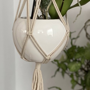 Virágtartó, makramé, bézs  színű - otthon & életmód - virágdekoráció - virágtartó - függő virágtartó - Meska.hu