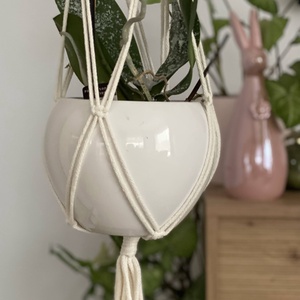 Virágtartó, makramé,világos bézs  színű - otthon & életmód - virágdekoráció - virágtartó - függő virágtartó - Meska.hu