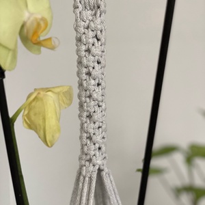 Virágtartó, makramé, világosszürke színű - otthon & életmód - virágdekoráció - virágtartó - függő virágtartó - Meska.hu