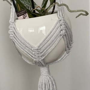Virágtartó, makramé, világosszürke színű - otthon & életmód - virágdekoráció - virágtartó - függő virágtartó - Meska.hu