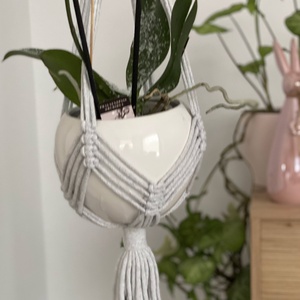 Virágtartó, makramé, világosszürke színű - otthon & életmód - virágdekoráció - virágtartó - függő virágtartó - Meska.hu