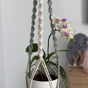 Virágtartó, makramé, almazöld és krémszínű - otthon & életmód - virágdekoráció - virágtartó - függő virágtartó - Meska.hu