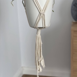 Virágtartó, makramé, krémszínű - otthon & életmód - virágdekoráció - virágtartó - függő virágtartó - Meska.hu