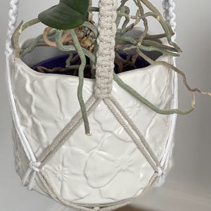 Virágtartó, makramé, krém és fehér színű - otthon & életmód - virágdekoráció - virágtartó - függő virágtartó - Meska.hu