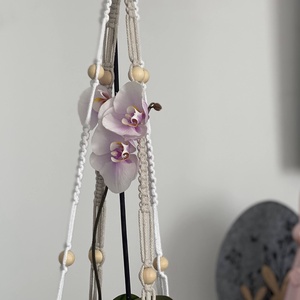 Virágtartó, makramé, krém és fehér színű - otthon & életmód - virágdekoráció - virágtartó - függő virágtartó - Meska.hu