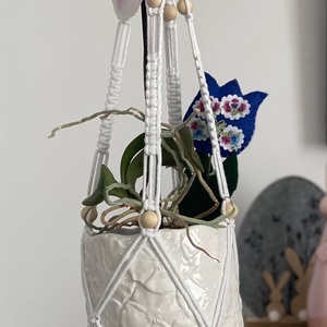 Virágtartó, makramé, fehér színű fagolyókkal, Otthon & Életmód, Virágdekoráció, Virágtartó, Függő virágtartó, Csomózás, MESKA