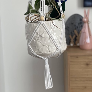 Virágtartó, makramé, fehér színű fagolyókkal - otthon & életmód - virágdekoráció - virágtartó - függő virágtartó - Meska.hu
