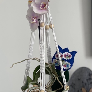 Virágtartó, makramé, fehér színű fagolyókkal - otthon & életmód - virágdekoráció - virágtartó - függő virágtartó - Meska.hu