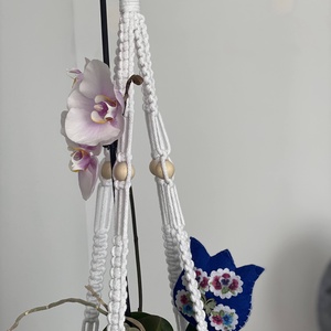 Virágtartó, makramé, fehér színű fagolyókkal - otthon & életmód - virágdekoráció - virágtartó - függő virágtartó - Meska.hu
