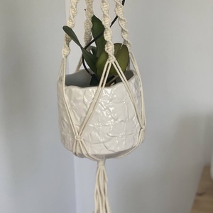 Virágtartó, makramé, krémszínű - otthon & életmód - virágdekoráció - virágtartó - függő virágtartó - Meska.hu
