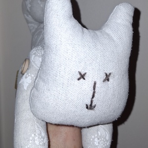 Vászon cicák , Játék & Sport, Plüssállat & Játékfigura, Cica, Varrás, Vászonból készült cicusok. Antiallergén silk töltettel. 20x30 cm-es. 
A lábak mozgathatóak., MESKA