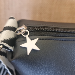 Fekete mintás pántos oldaltáska - táska & tok - kézitáska & válltáska - vállon átvethető táska - Meska.hu