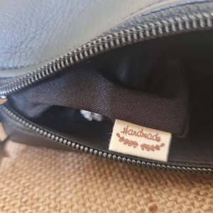 Fekete mintás pántos oldaltáska - táska & tok - kézitáska & válltáska - vállon átvethető táska - Meska.hu