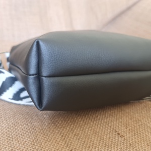 Fekete mintás pántos oldaltáska - táska & tok - kézitáska & válltáska - vállon átvethető táska - Meska.hu