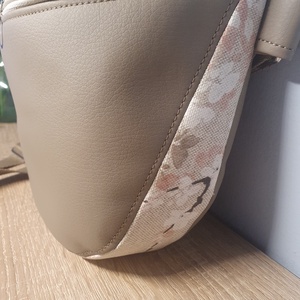 Oldaltáska szürkésbarna-virág mintás, Táska & Tok, Kézitáska & válltáska, Vállon átvethető táska, Varrás, MESKA