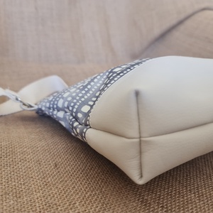 Bézs-mintás oldaltáska - táska & tok - kézitáska & válltáska - vállon átvethető táska - Meska.hu