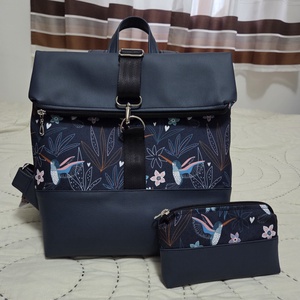 Kihajtható hátizsák gránitkék-kolibri mintás - Meska.hu