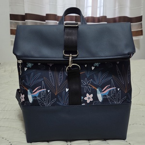 Kihajtható hátizsák gránitkék-kolibri mintás - táska & tok - hátizsák - roll top hátizsák - Meska.hu