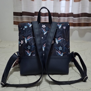 Kihajtható hátizsák gránitkék-kolibri mintás - táska & tok - hátizsák - roll top hátizsák - Meska.hu